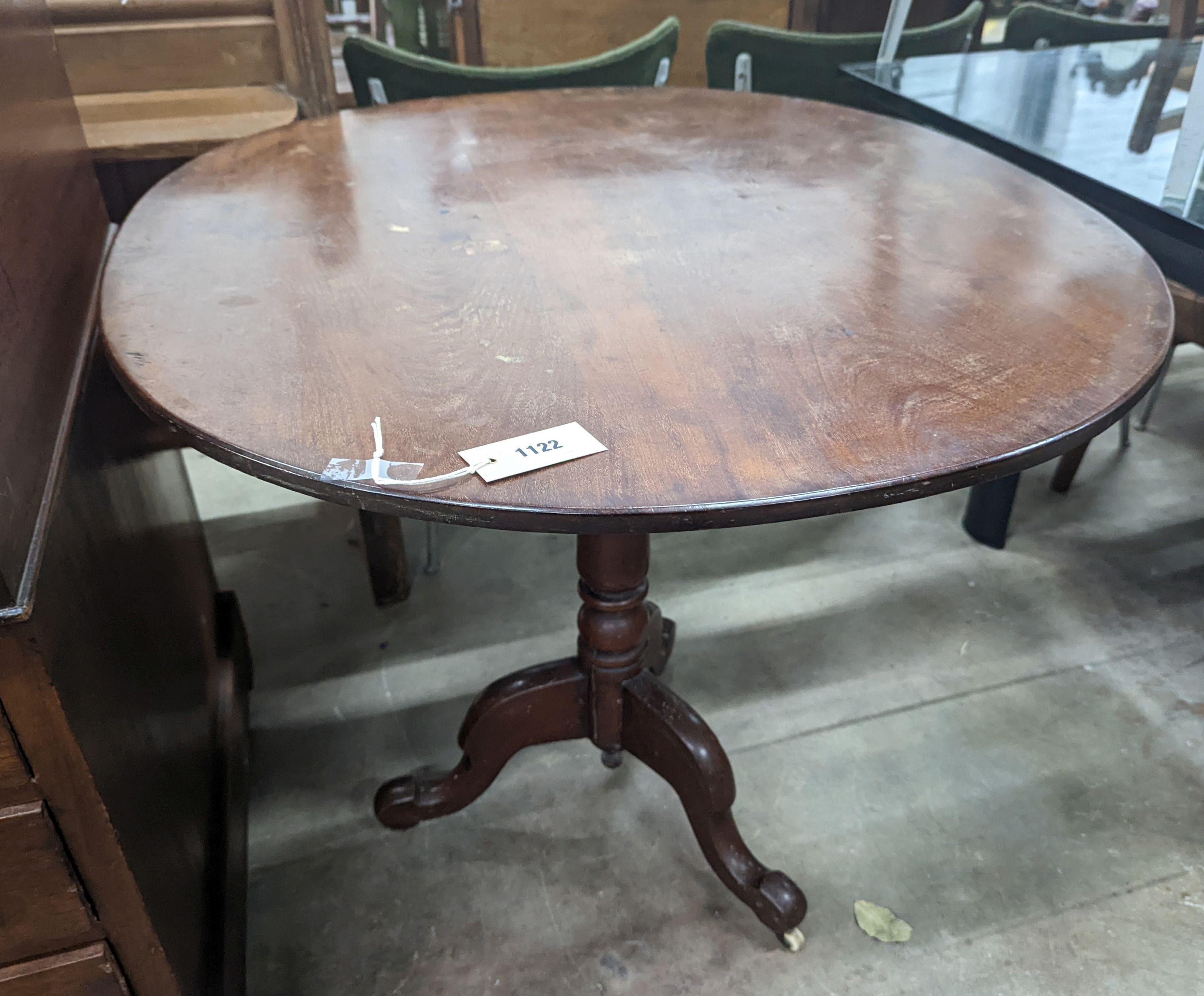 A Victorian circular mahogany tripod tea table, diameter 88cm, height 73cm